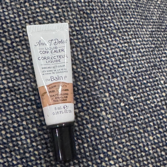 THEBALM COSMETICS
Anne T. Dotes® Liquid Concealer - Picture 2 of 3